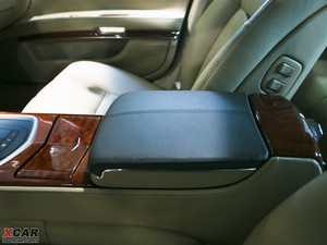 2010款3.6L 运动版 中央扶手箱