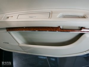 2010款3.0L 精英版 前门储物空间