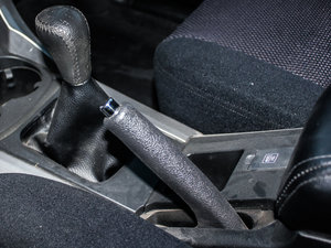 2013款1.6L 5门手动舒适版 驻车制动器