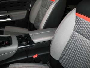 2020款1.6T 四驱插混悦享型 中央扶手箱