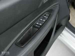 2010款1.6L  手动尚乐版 主驾车窗控制区	