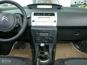 2010款1.6L  手动尚乐版 中控台