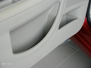 2010款1.6L 手动尚乐版 前门储物空间