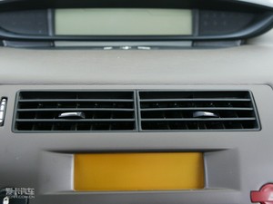 2010款1.6L 手动尚乐版 空调出风口