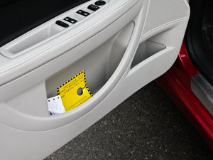 2011款1.6L 自动舒适版 前门储物空间