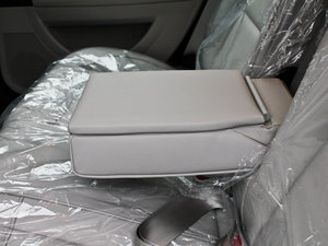 2011款1.6L 自动舒适版 后排中央扶手