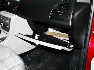 2011款1.6L 自动舒适版 手套箱