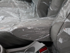 2011款1.6L 自动舒适版 中央扶手箱