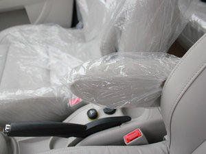 2011款1.6L 自动悦雅版 中央扶手箱
