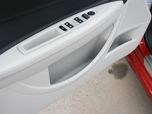2011款1.6L 自动悦雅版 前门储物空间