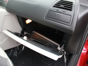 2011款1.6L 自动悦雅版 手套箱