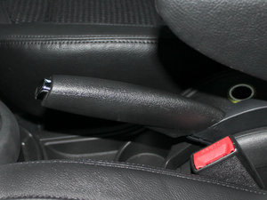2011款2.0L 手动博雅版 驻车制动器