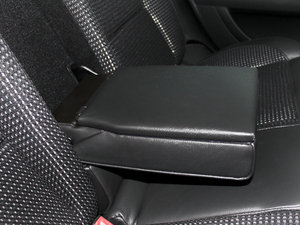 2011款2.0L 手动博雅版 后排中央扶手