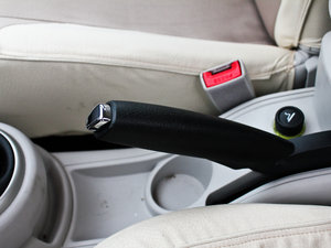 2011款2.0L 手动劲雅版 驻车制动器