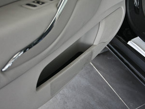 2011款2.3L 自动豪华版 前门储物空间