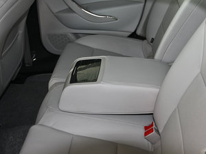 2011款2.3L 自动豪华版 后排中央扶手