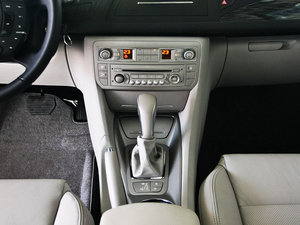 2011款2.3L 自动豪华版 中控台