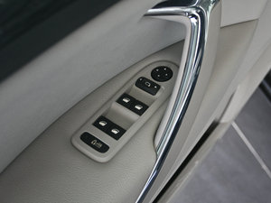 2011款2.3L 自动豪华版 主驾车窗控制区	