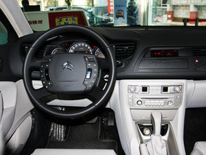 2011款2.3L 自动尊驭版 中控区