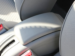 2011款1.6L 手动科技版 中央扶手箱
