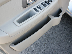 2011款1.6L 手动科技版 前门储物空间