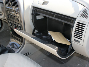 2011款1.6L 手动科技版 手套箱