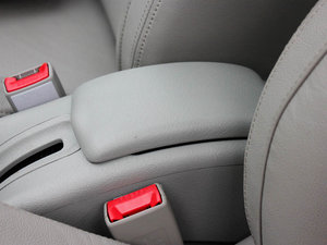 2011款1.6L 手动尊贵版 中央扶手箱