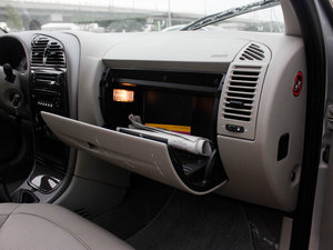 2011款1.6L 手动尊贵版 手套箱