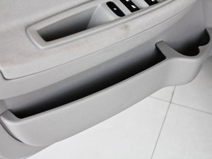 2011款1.6L 自动科技版 前门储物空间