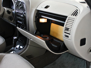 2011款1.6L 自动科技版 手套箱