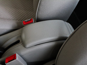 2011款1.6L 自动科技版 中央扶手箱