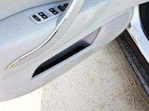 2012款2.0L 自动尊享版 前门储物空间