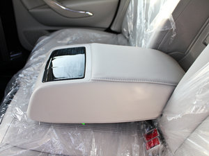 2012款2.0L 自动尊享版 后排中央扶手