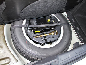 2012款2.0L 自动尊享版 备胎