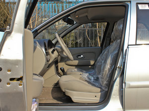 2012款1.6L 自动科技版 前排空间
