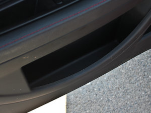 2013款1.6L 自动版 前门储物空间