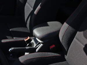 2013款1.6L 自动版 中央扶手箱
