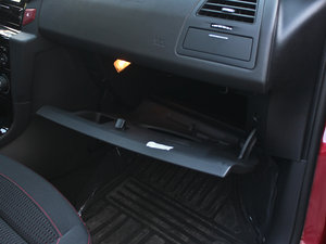 2013款1.6L 自动版 手套箱