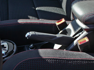 2013款1.6L 自动版 驻车制动器