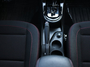 2013款1.6L 自动版 中控区