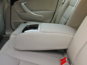 2013款2.0L 自动尊享版 后排中央扶手