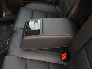 2013款2.3L 自动豪华版 后排中央扶手