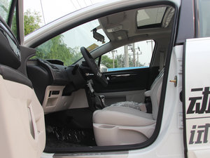 2013款1.6L 自动品享版 前排空间