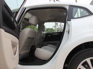 2013款1.6L 自动品享版 后排空间