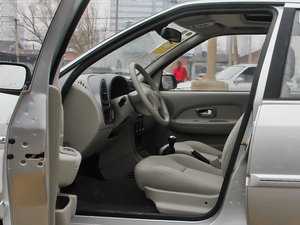 2013款1.6L 手动科技型天窗版 前排空间