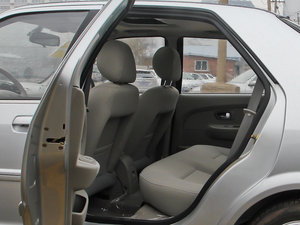 2013款1.6L 手动科技型天窗版 后排空间