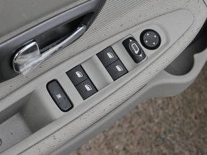2013款1.6L 手动科技型天窗版 主驾车窗控制区	