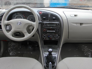 2013款1.6L 手动科技型天窗版 中控台