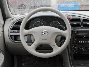2013款1.6L 手动科技型天窗版 方向盘
