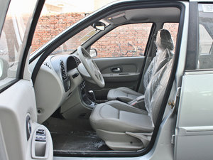 2013款1.6L 自动尊贵版 前排空间